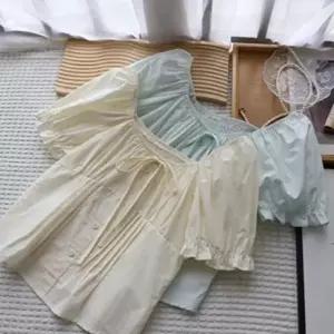 [옷자락]여성 여름 봄 여행룩 셔링 스퀘어넥 퍼프 소매 블라우스