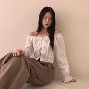 [옷자락]여자 데이트룩 여리핏 오프숄더 크롭 블라우스