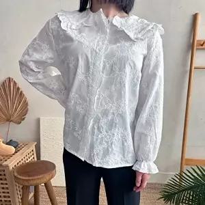 [옷자락]여자 프릴 카라넥 물결 플라워자수 화이트 블라우스