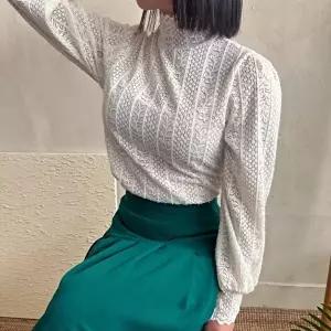 [옷자락]여자 펀칭 레이스 물결 폴라넥 봄하객룩 퍼프 블라우스