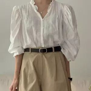 [라일리여성의류] Rly 블리일리 아이보리 프릴 카라 퍼프 소매 블라우스