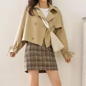 [옷자락] 여성 폴리에스터 크롭 더블버튼 루즈핏 트렌치코트