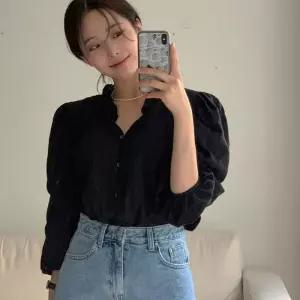 [라일리여성의류] Rly 블리일리 블랙 프릴 카라 퍼프 소매 블라우스