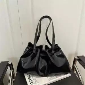 팽블몰 여사친 오피스룩 셔링 대용량 숄더백 질감의 가방 HO5