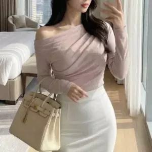 [옷자락]여성 하객 패션 스타일 세련된 셔링 오프숄더 긴팔 블라우스_P419303190