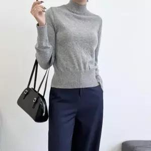 [의류] 여성 보들보들 감촉 반목 목폴라 니트티