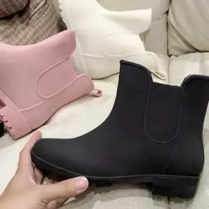 인기상품 여자 비오는 날 첼시 레인 부츠 방수 발목 장화 코디 [WE673D2_260311]