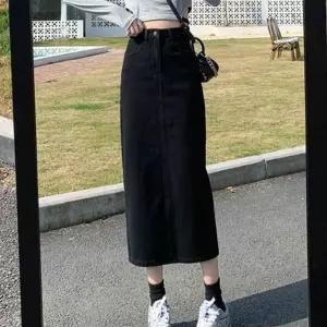블랙 데님 롱스커트 뒷부분 절개 데일리 캐주얼 코디