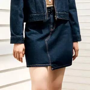 [미쏘] 밑단 변형 데님 미니 스커트 (MIWWHD903J-T)