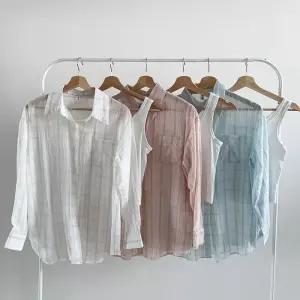 [다잇템]여성 크롭탑 비침 필기체 격자 남방 세트 (36384878A)