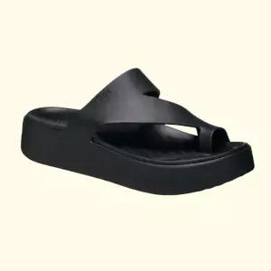 [크록스]여성 겟어웨이 플랫폼 토우 루프 쪼리 슬리퍼 210834-001 730408