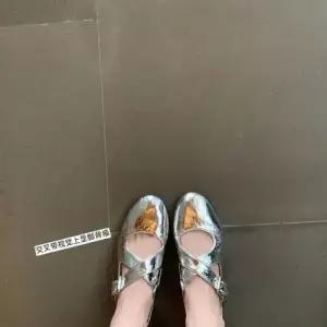 천진반여친 데일리룩 신발 힐펌프스 스트랩힐 양가죽 끈 실버 메리제인 펌프스 단화 진피 발레 슈즈 KUK5