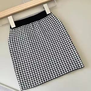 체크 패턴 스커트 미니 기장 러블리 니트 티셔츠 코디 bme8+8yuz