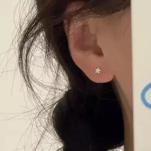 [라일리쥬얼리] Rly 깔끔한 벚꽃 금은 귀걸이 스크류 피어싱 꽃디자인