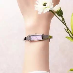 구찌 1500 다이아몬드 핑크 자개 사각 스퀘어 여성 뱅글 금장 메탈시계 YA015554