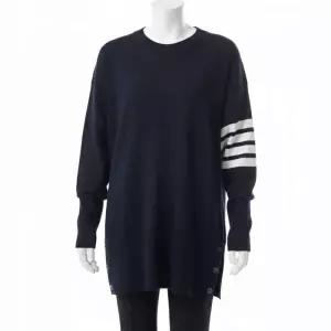 톰브라운 4바 스트라이프 오버핏 크루넥 니트 스웨터 FKA342A Y1002 415