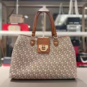 [대구백화점] [DKNY]빈티지 레더 패턴 토트백(R1211711)