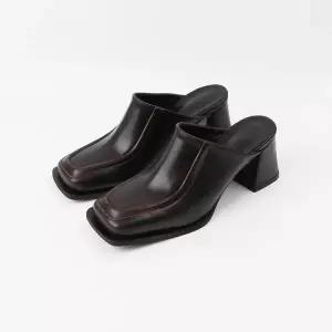 [롯데백화점]신난다슈 여성 뮬 힐 7cm 뮬 슬리퍼 샌들힐 블로퍼 스퀘어토 키높이통굽 TMZ233029브라운