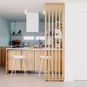 우드톡 설치가 쉽고 연결이 깔끔한 스트라이프 간살 가벽 파티션 공간분리 칸막이 가림막 