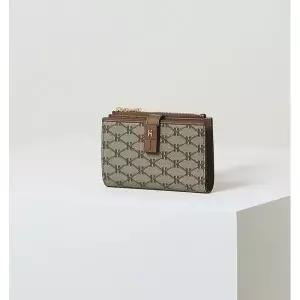 [롯데백화점]헤지스ACC [22SS] 브라운 로고패턴 가죽 중지갑 HIWA2E884W2