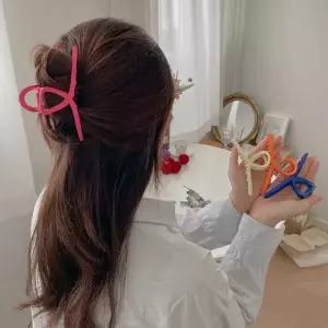 행운 상징 고급 슬림 비비드 컬러 꼬임 헤어 집게핀 예쁜 액세서리 심볼 소품