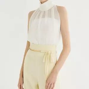 [바이어스]실크 여자 홀터넥 셔링 민소매 나시 블라우스 코디 룩 (15798195A)