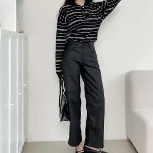 [신상오픈런]여성 스판 절개 세미와이드 코팅 가죽바지 (41575101)