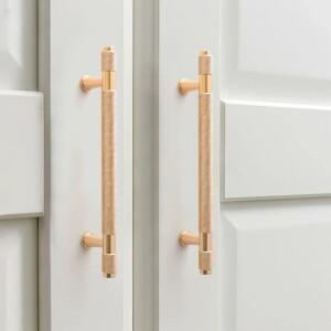 현대 옷장 문은 긴 널링 캐비닛을 당깁니다. 주방 서랍 손잡이를 가구용 골드 블랙 핸들