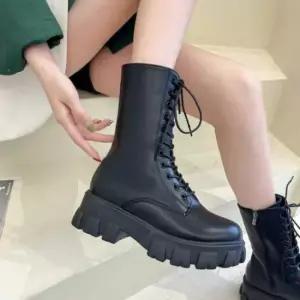 인기상품 여자 블랙 코디 앵클 부츠 캐주얼 레이스업 통굽 워커 [WFJAAEJ_260320]