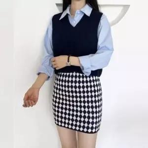 [의류] 크롭 브이넥 니트조끼 허리밴딩 패턴 미니스커트 세트