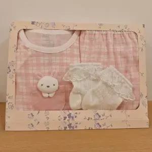 [밍크뮤](강남점)[26년SS출산선물] WH)쁘띠루루체크7부내의&아일렛레이스양말세트(36370-054-10*36170-0...