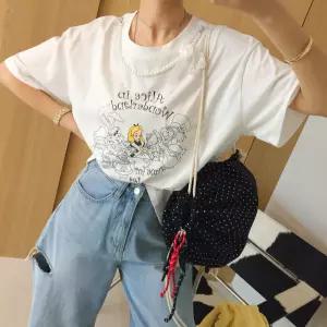 원더랜드 레터링 프린팅 레이스 진주목걸이 탈부착 라운드 루즈핏 여름 반팔티셔츠 (3color)