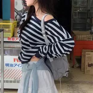 핫핑 [여리핏/체형커버] 홀리아 루즈핏 스트라이프 배색 원오프숄더 긴팔맨투맨