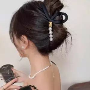 바나나핀 여성 2컬러 고급스러운 매트 진주 골드장식 집게핀