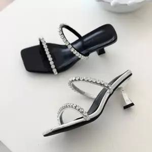 인기상품 크리스탈 더블 스트랩 스퀘어 토 힐 샌들 6SS [WFM08NN_260307]