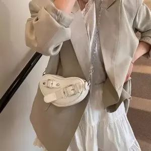 천진반 여사친 봄 데일리룩 가방 미니백 하트 백 이른 체인 모터사이클 숄더 KUK1