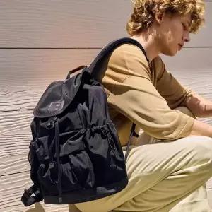 [닥스](센텀시티점)DBBA5E650BK [백팩(15인치 노트북 수납)][BALLOON] 블랙 플랩 발수코팅 나일론