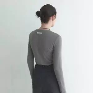 [온앤온](강남점)[정채연 착용] 백 포인트 슬릿 티셔츠 NEW6XE808