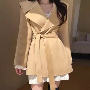 [예쎄] 세일러빅카라 노버튼 벨티드 하프 코트(S5WCT089A)