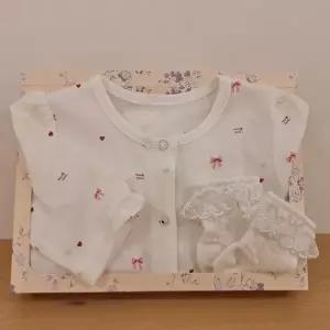 [밍크뮤](마산점)[26년SS출산선물] WH)쁘띠리본뱀부7부우주복&아일렛레이스양말세트(36370-041-09&36170...