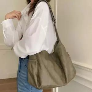 여성 가죽 레더 빅사이즈 사이드 포켓 보부상 대용량 깔끔한