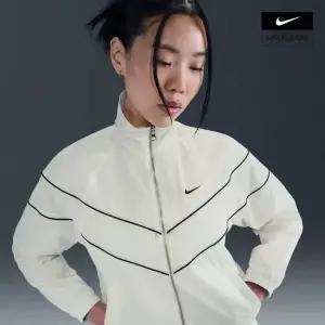 [나이키]윈드러너 여성 루즈 UV 우븐 풀집 재킷 FV6305-135 725894