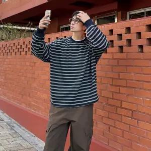 남자 스트링 스트라이프 오버핏 맨투맨