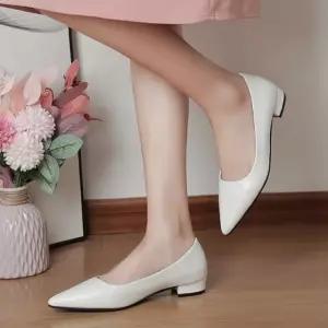 여자 셀프 웨딩 촬영 스틸레토 화이트 드레스 구두