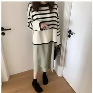 [옷은날개] 베이지 스트라이프 옆트임 니트티 블랙