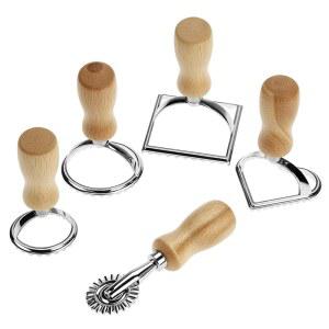 롤러 휠 세트가 있는 QWORK 라비올리 스탬프 메이커 커터 u2013 우드 핸들, 견고한 알루미늄 프레임, 정밀한 플룻 가장자리 u2013 라비올리, 파스타, 쿠키에 완벽합니다