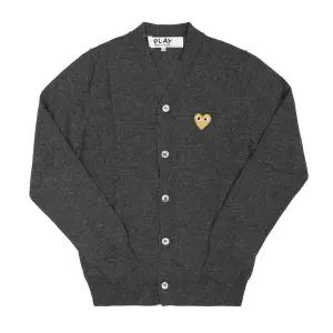 [꼼데가르송] 남녀공용 플레이 하트 와펜 가디건(AX N050 051 3)