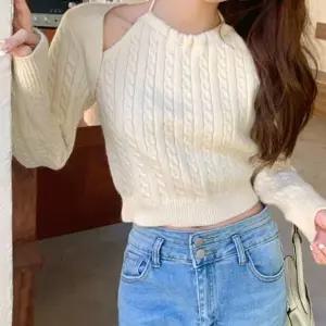 홀터넥 꽈배기 크롭 니트 긴팔 볼레로 포인트