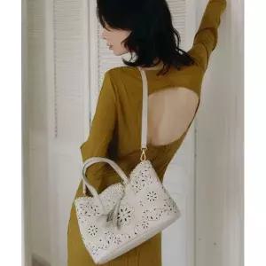 갤러리아 DCBA6E586IV 닥스 아이보리 소가죽 플라워 펀칭 토트백 L