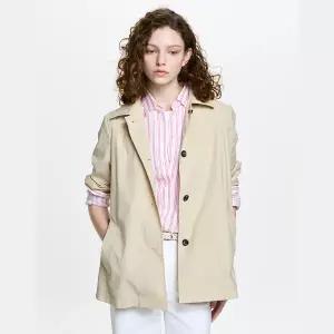 [롯데백화점]헤지스레이디스 경량 하프 트렌치 코트 HSCO6B301